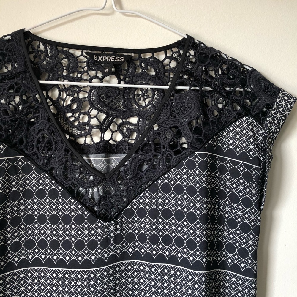 💜 3/$15 Express | lace detail geometric pattern top - size XS